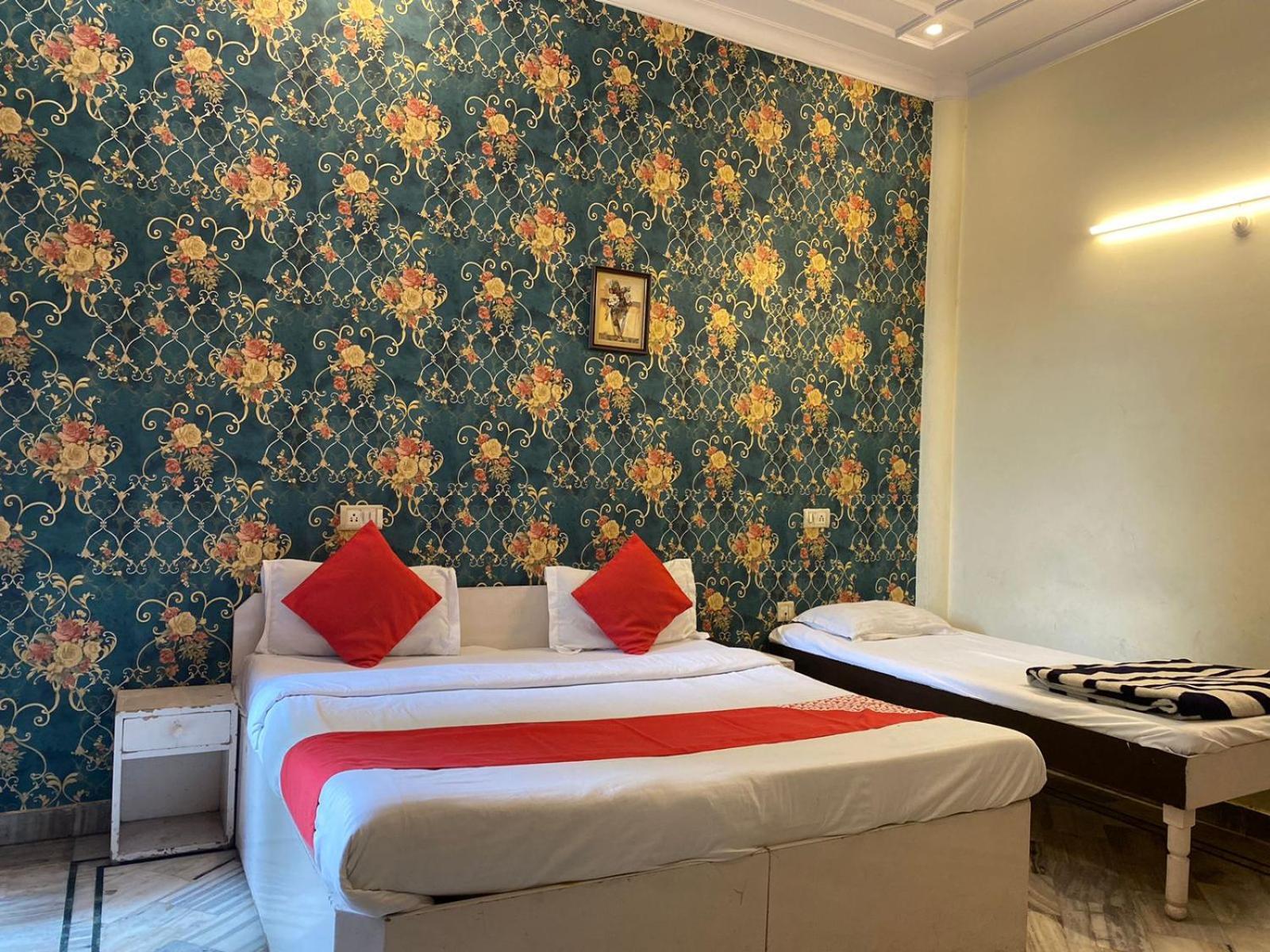 Haridarshan Just 20 Footsteps From Golden Temple Hotel Amritsar